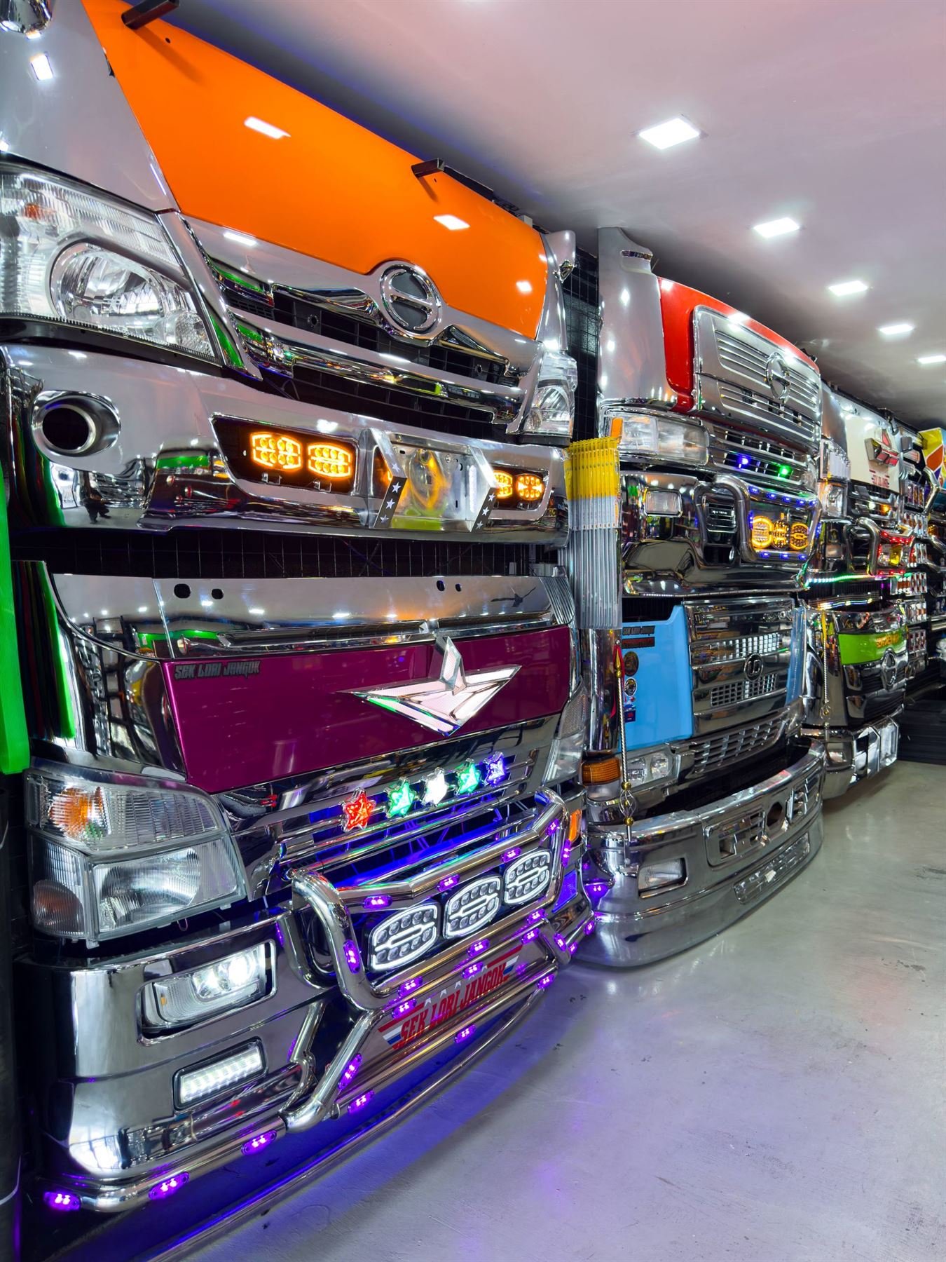 Dinding kepala lori chrome dengan lampu LED di showroom Sinar Chrome
